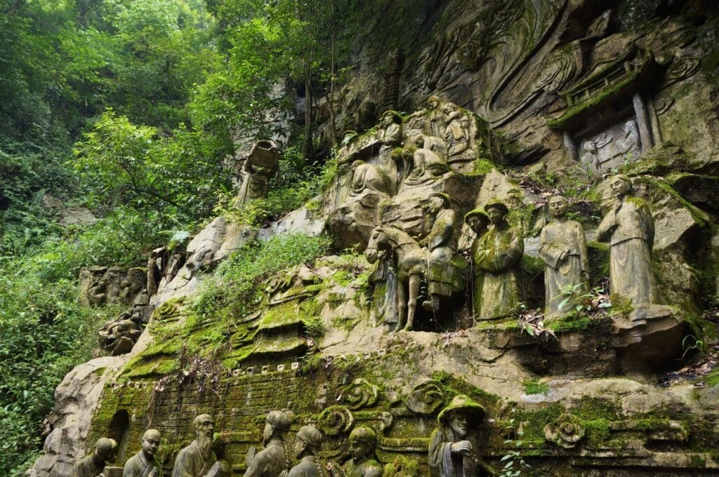 Falaise sculptée dans le parc du Mont Emei