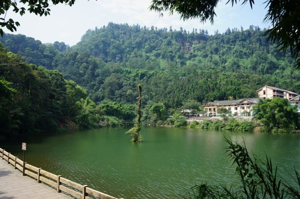 lac dans le parc national Emeishan
