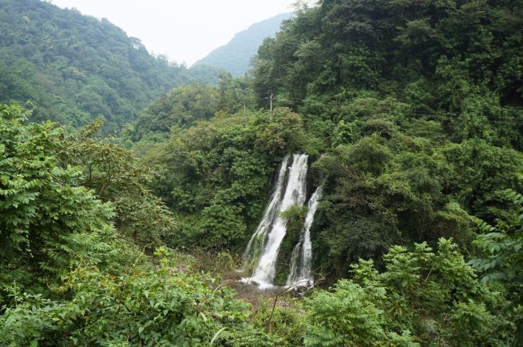 cascade dans le parc national Emeishan