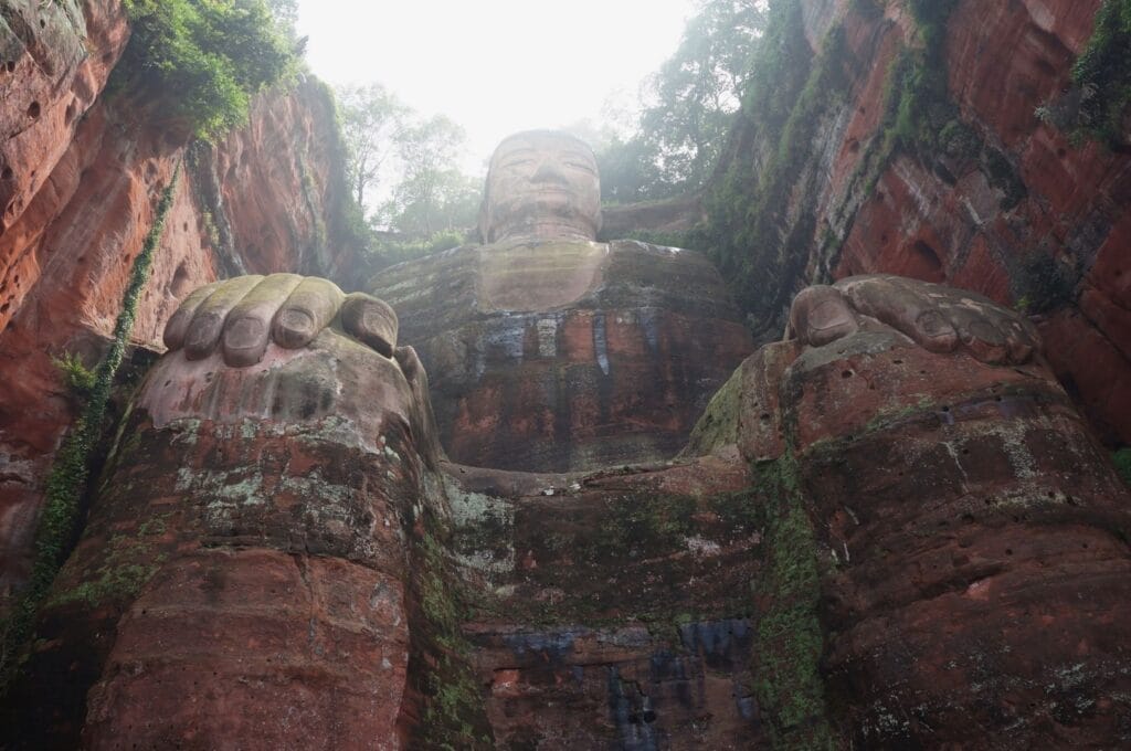 Bouddha géant sculpté à même la roche à Leshan