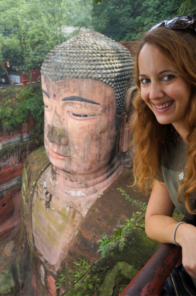 Fabienne avec la tête du Bouddha géant