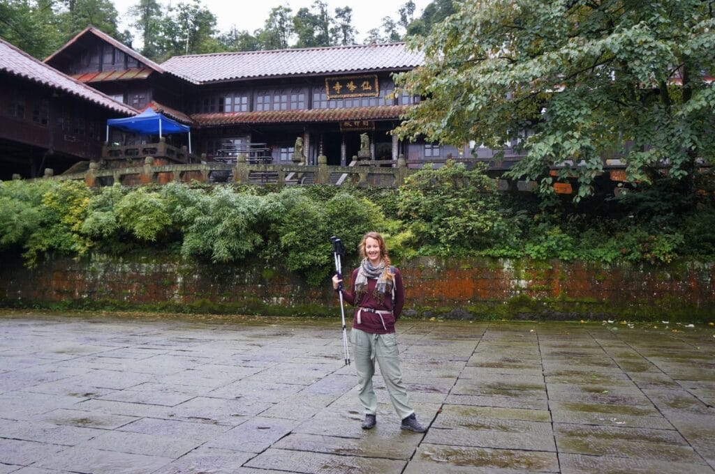 Fabienne devant le temple Xianfeng