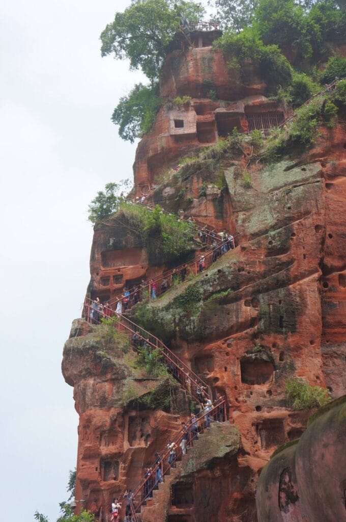 Escaliers dans la falaise pour accéder à la tête du Bouddha géant