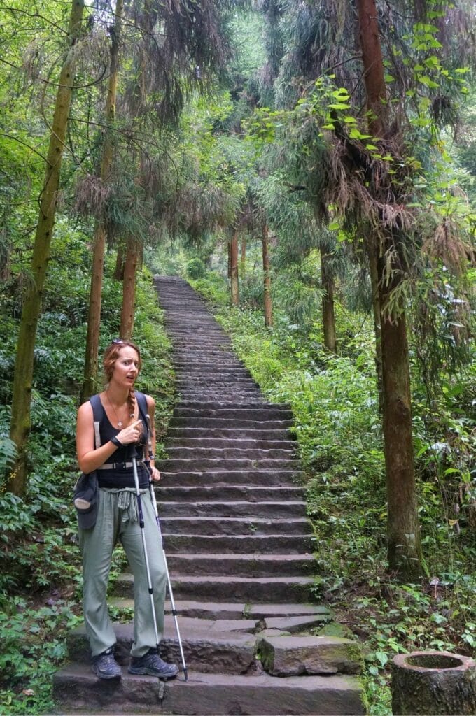 Fabienne dans les marches d'escalier du Mont Emei