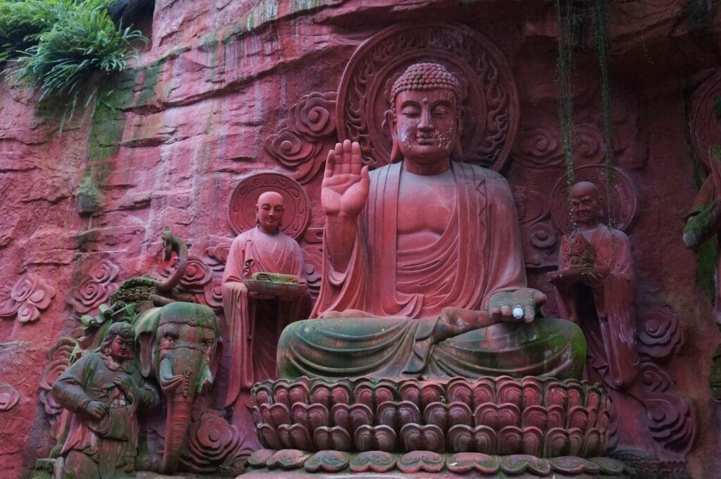 Bouddha sculpté dans la falaise rose