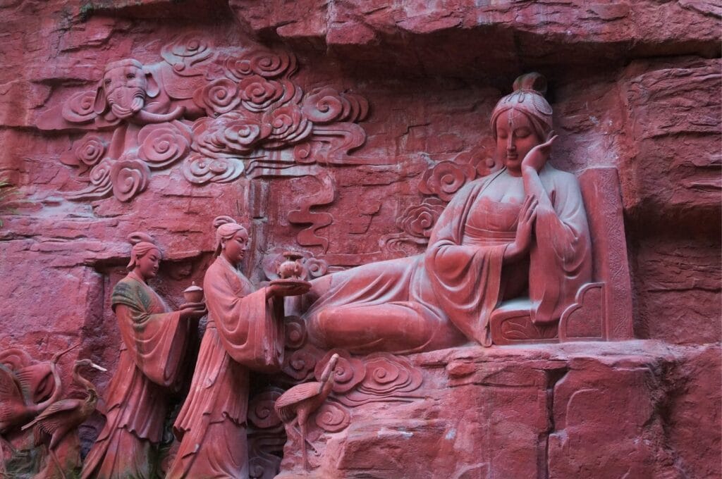 Sculptures dans un mur rose