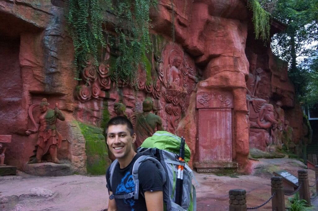 Benoit devant la falaise rose sculptée