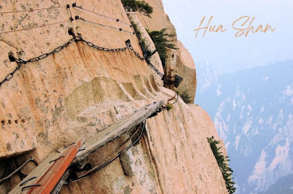 Cliffside Plank Path, le sentier de randonnée le plus dangereux du monde avec quelques planches à flanc de falaise au Mont Hua