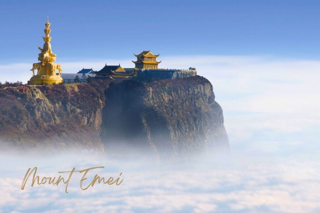 sommet du Mont Emei au-dessus des nuages