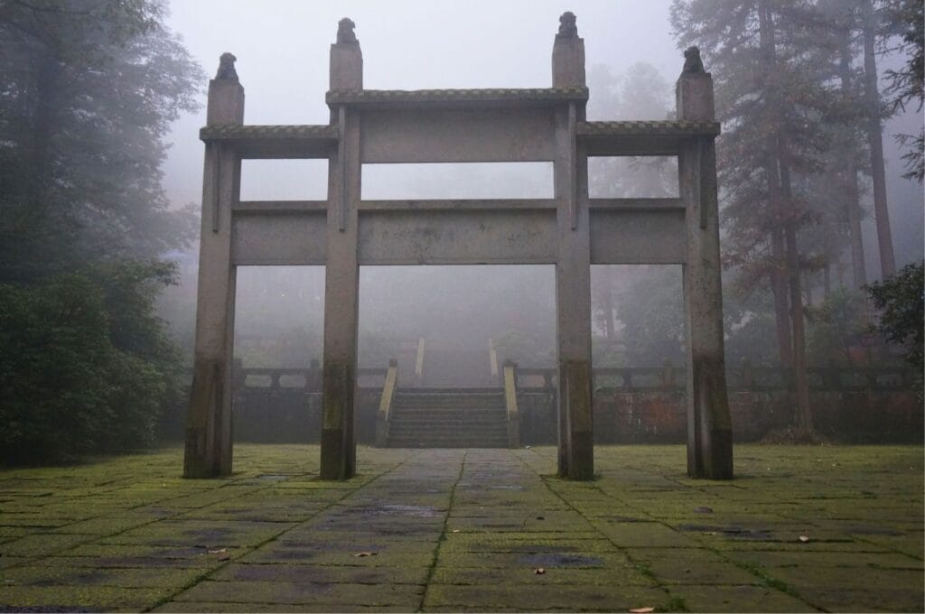portail dans le parc national Emeishan
