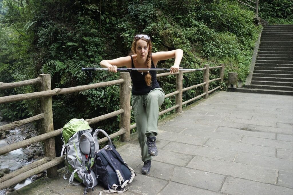 Fabienne devant un des escaliers du Mont Emei