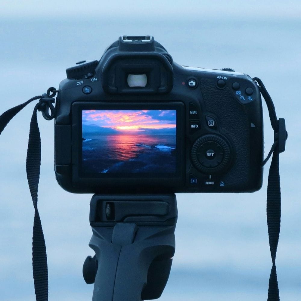 appareil photo avec l'affichage d'un coucher de soleil