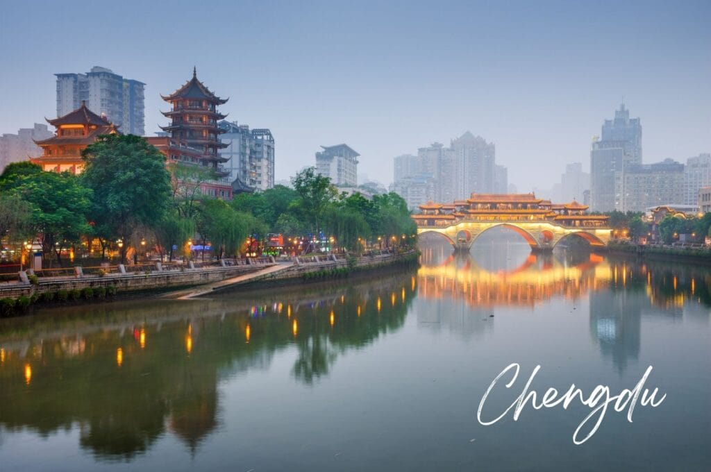 vue sur la rivière et le pont Anshun illuminé
