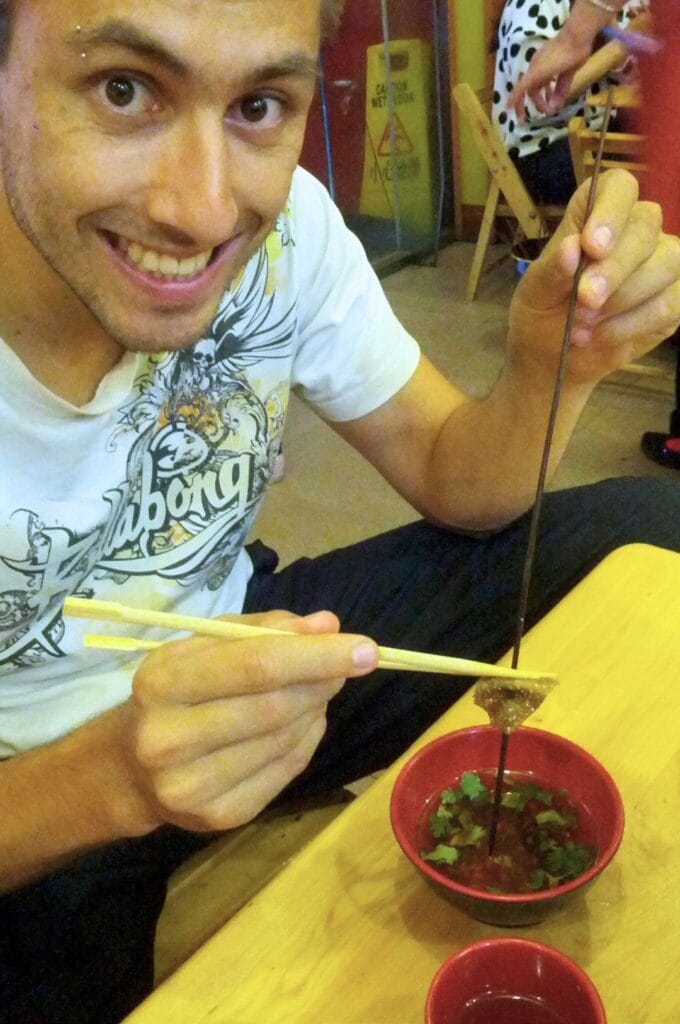Benoit qui mange de l'intestin de bœuf