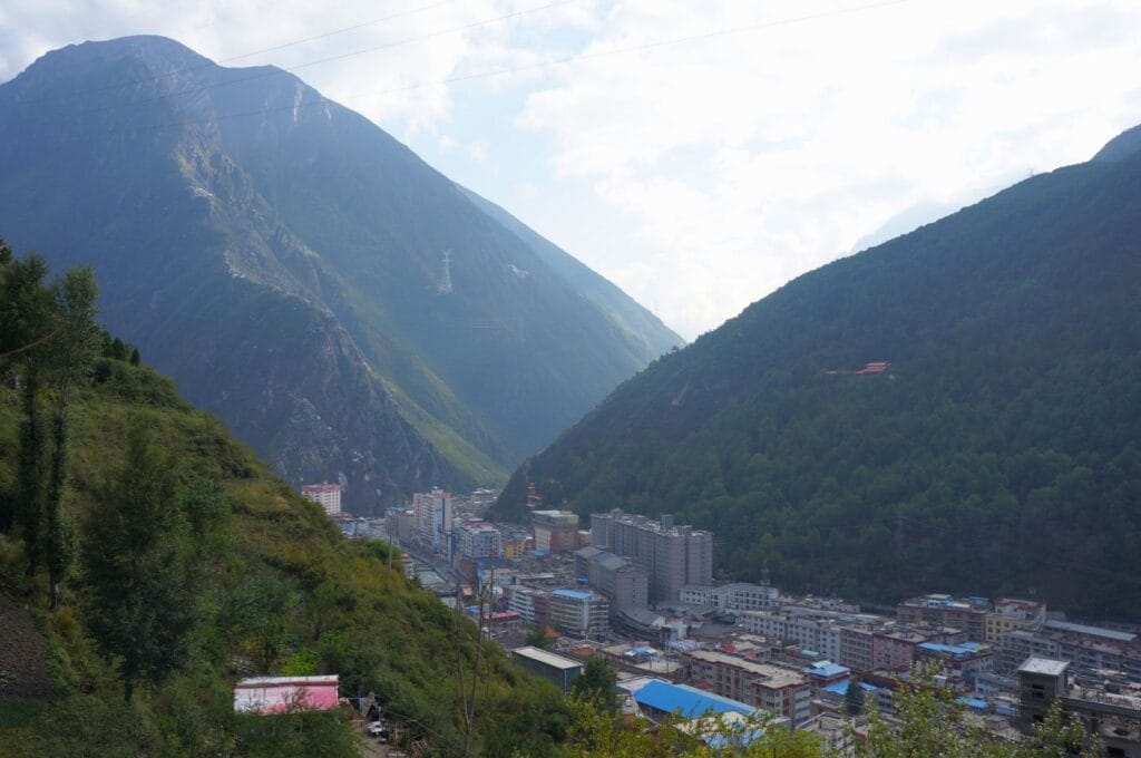 ville de Kangding en Chine entourée de montagnes