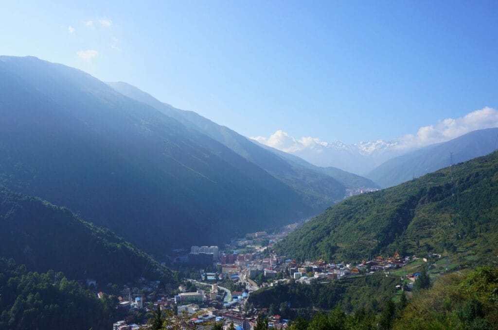 ville de Kangding en Chine entourée de montagnes
