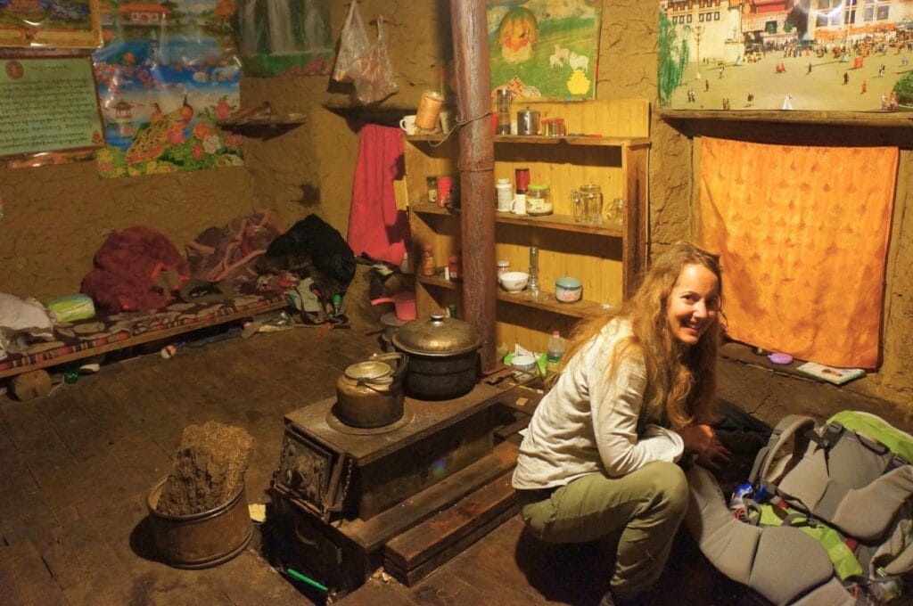 fabienne dans une habitation sommaire de nomades tibétains
