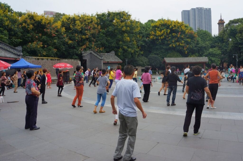 adultes faisant du taichi dans le People's Park de Chengdu en Chine