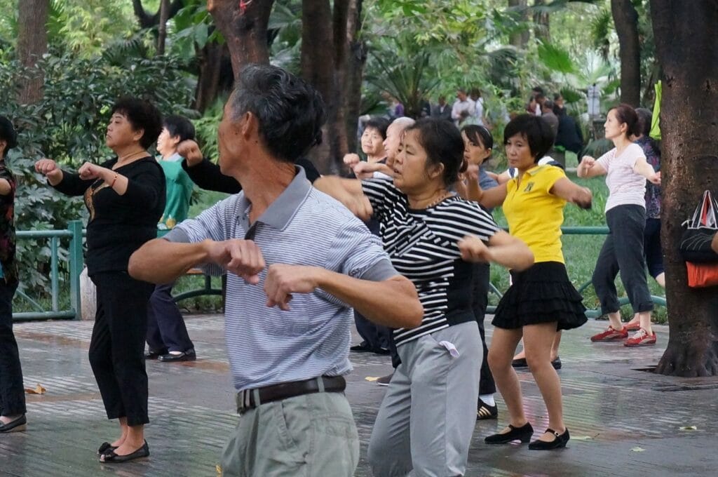 adultes chinois en train de faire de la gymnastique dans le People's Park