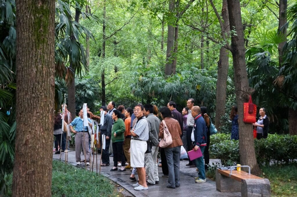 Adultes chinois dans le People's Park réunis pour caser leurs enfants célibataires