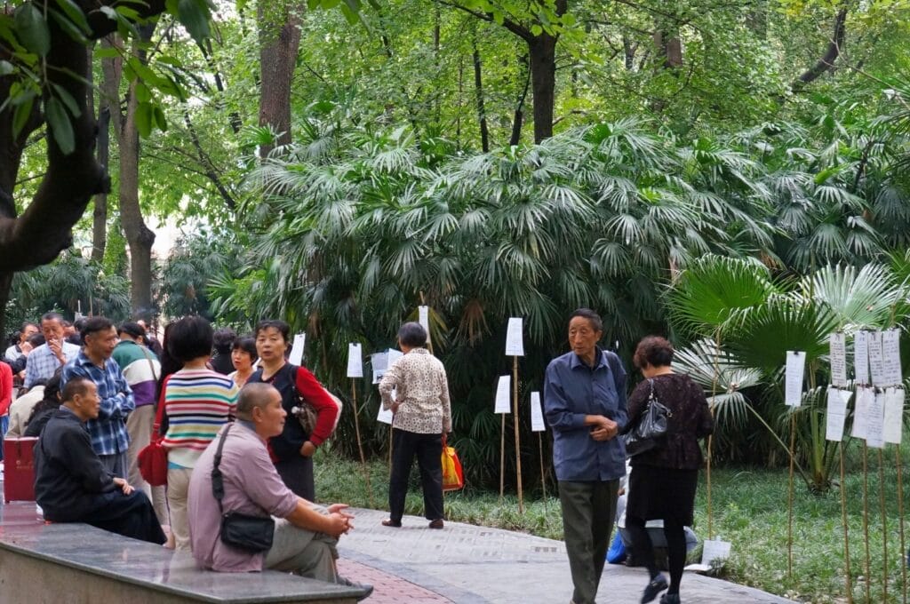 parents chinois qui se réunissent au people's park