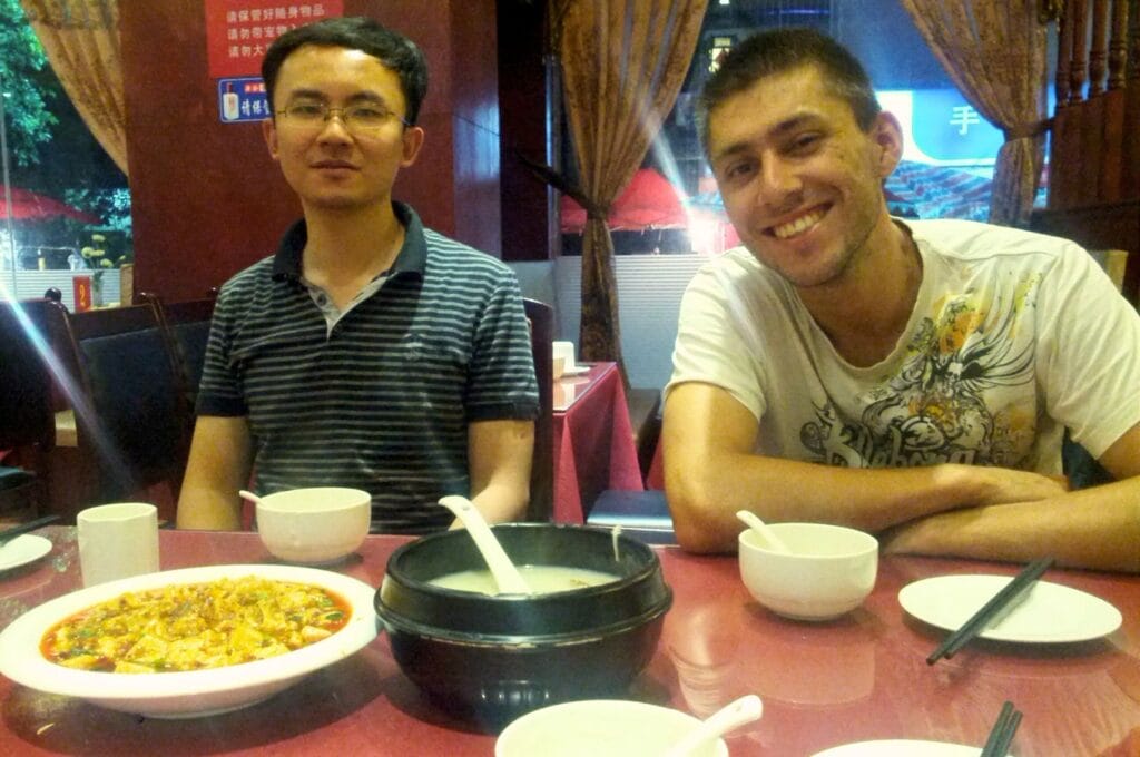 Benoit et notre hôte dans un restaurant de Chengdu