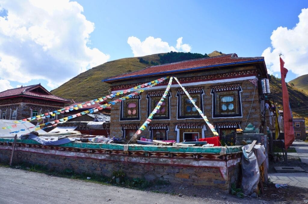 maison typique avec des drapeaux colorés
