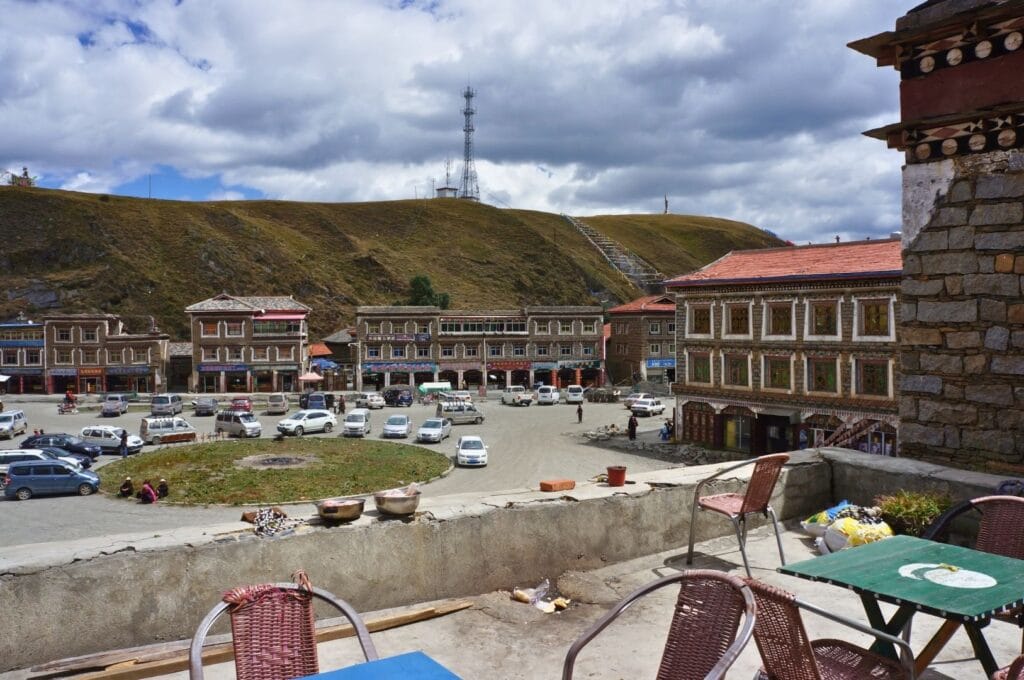terrasse donnant sur une place de tagong en Chine