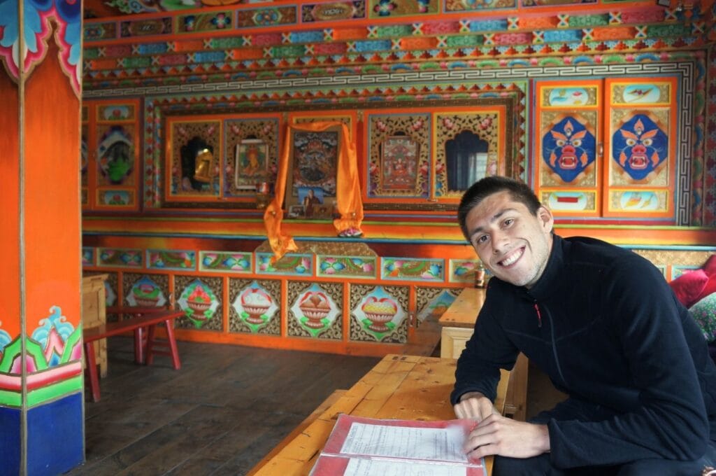 Benoit à l'intérieur d'un hostel aux murs décorés et colorés