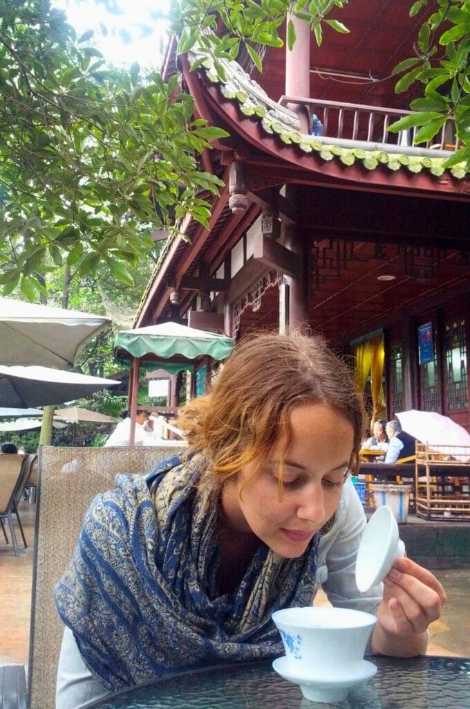 Fabienne devant un thé dans un salon de thé de Chengdu