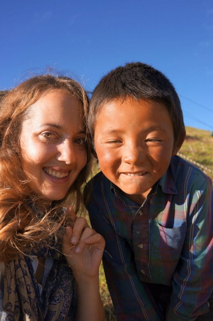 selfie de Fabienne et d'un petit garçon tibétain