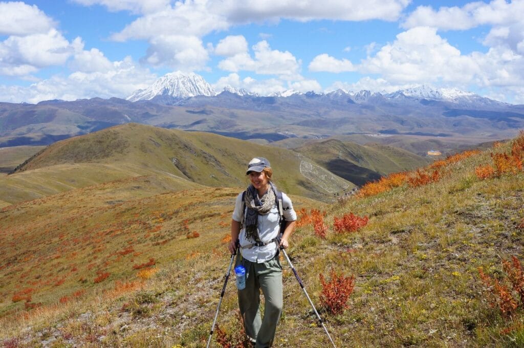 Fabienne durant le trek devant les massifs enneigés du Tibet