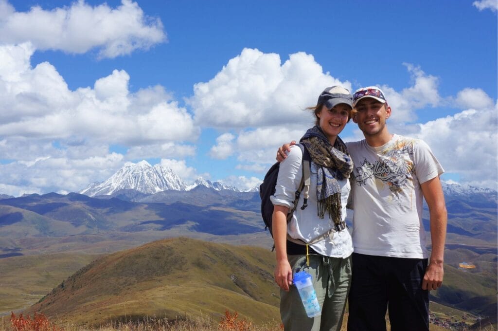Fabienne et Benoit durant le trek face au sommet enneigé d'une montagne