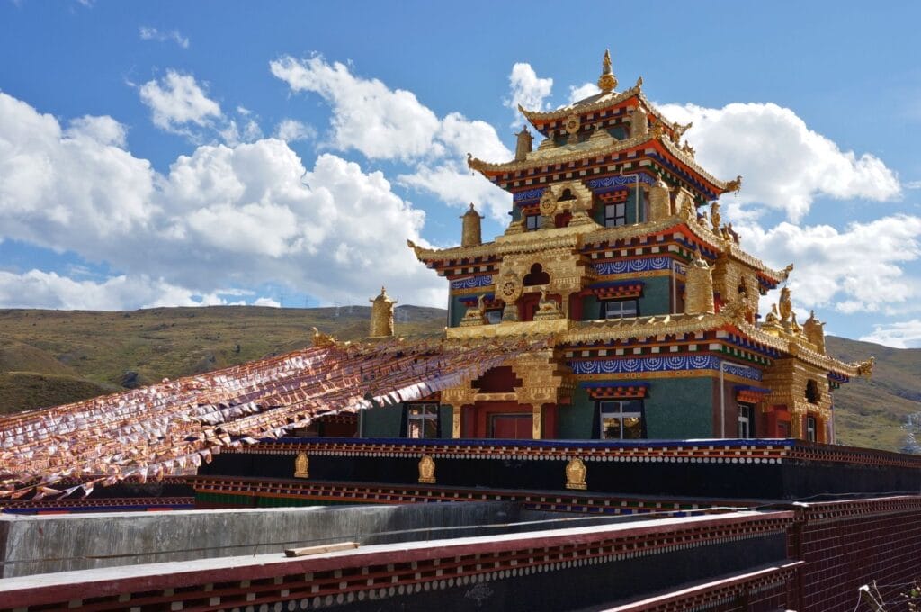 temple bouddhiste doré dans l'ouest du Sichuan
