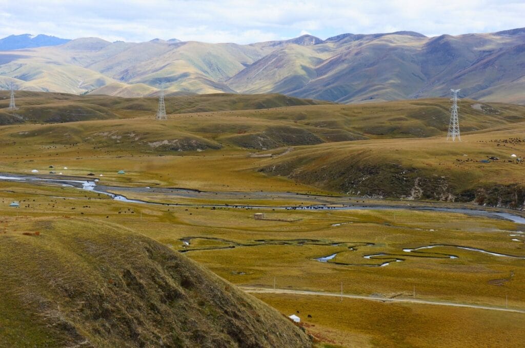 plaine et ses montagnes dans l'ouest du Sichuan en Chine