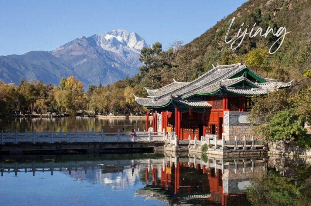 parc du Black Dragon Pool avec vue sur le sommet enneigé de la montagne Yulong