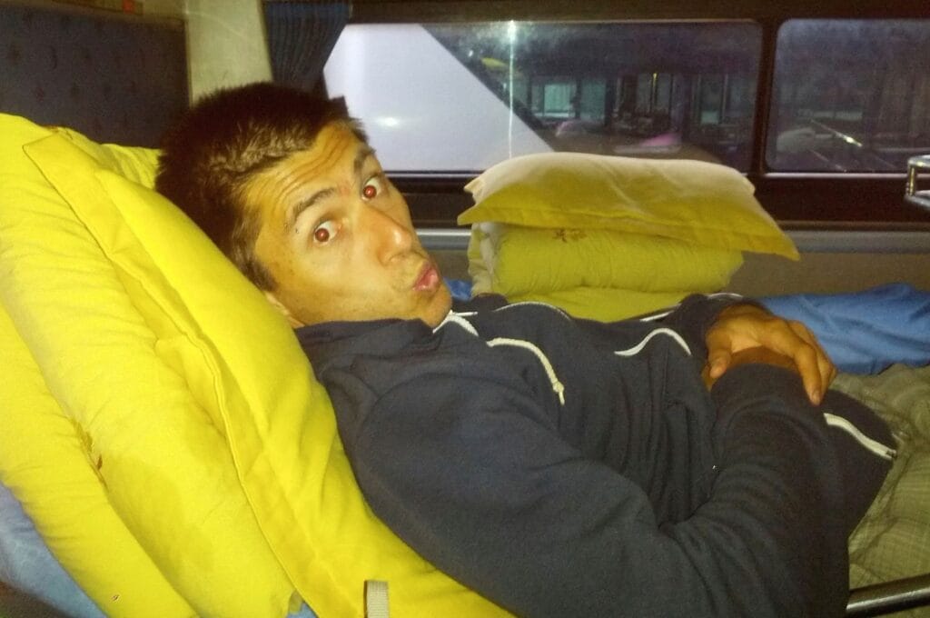 Benoit dans un bus couchettes en Chine