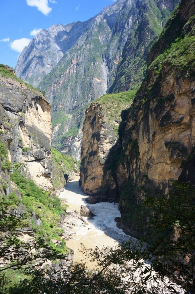 La rivière Jinsha qui se fraie un chemin entre les falaises