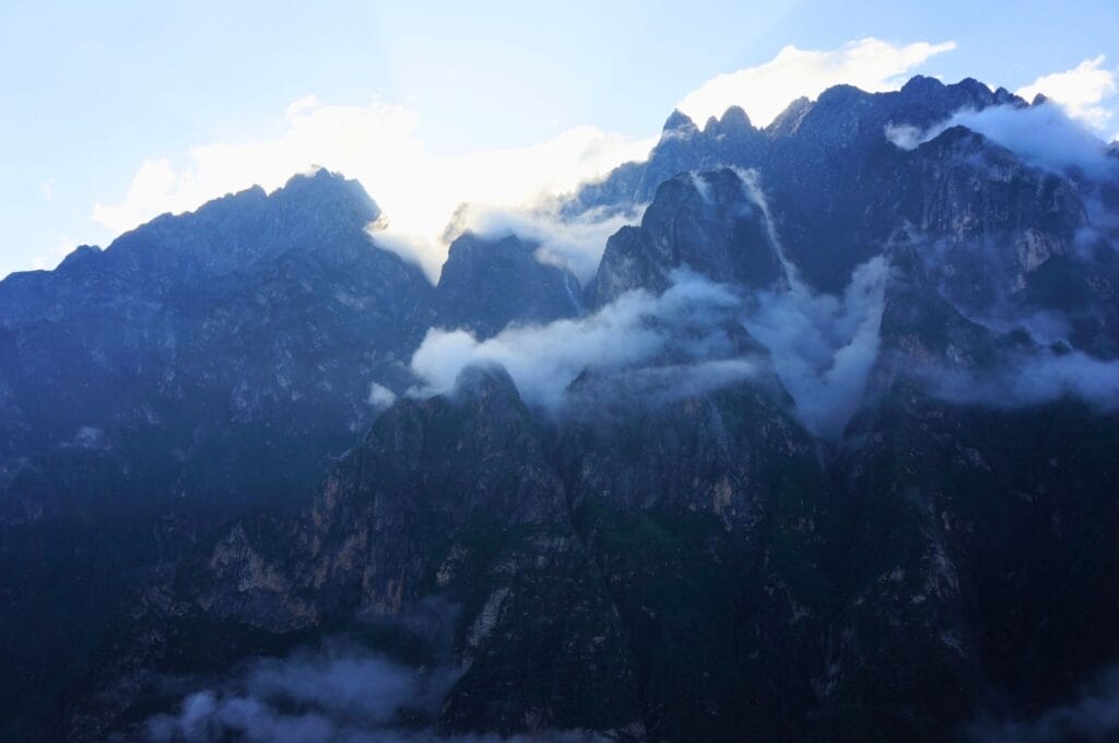 nuages entre les sommets de la montagne enneigée du dragon de jade