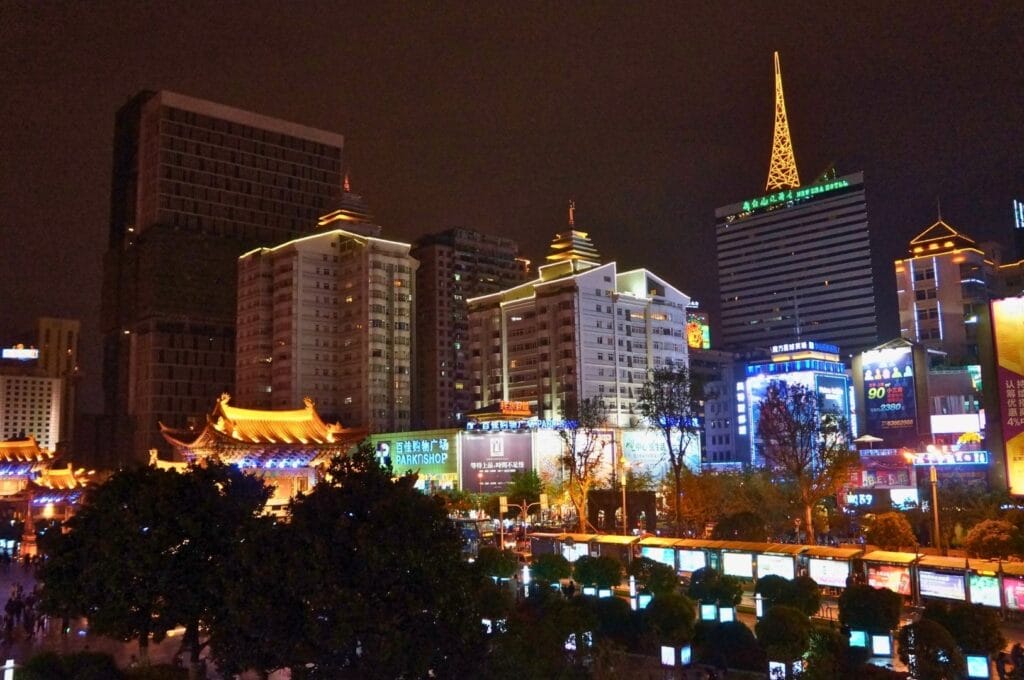 ville de Kunming illuminée de nuit