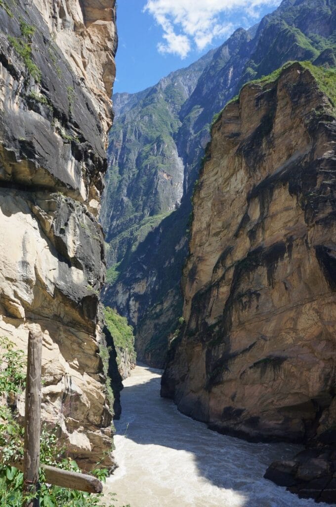 La rivière Jinsha dans le canyon du saut du tigre