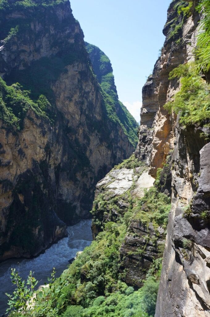 La rivière Jinsha entre les falaises