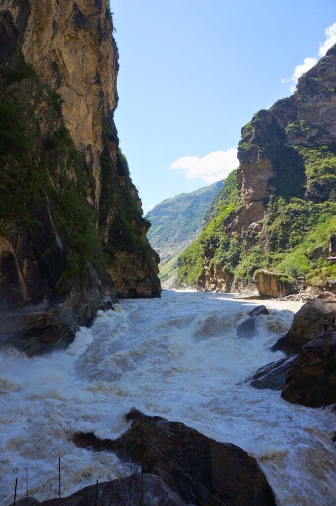 La rivière Jinsha entre les falaises