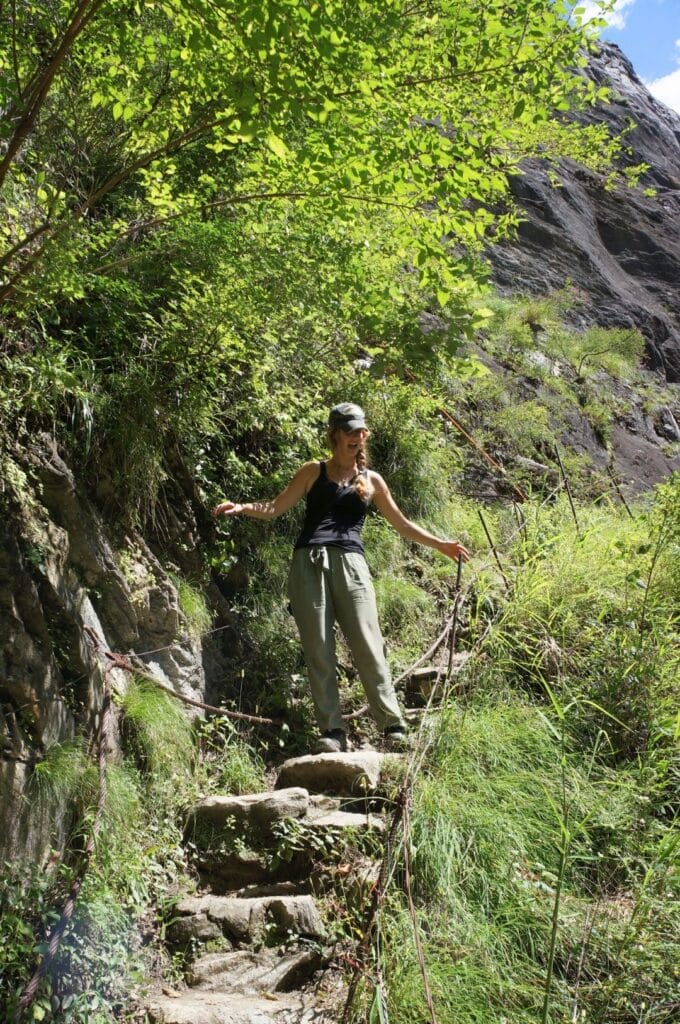Fabienne sur le sentier du trek