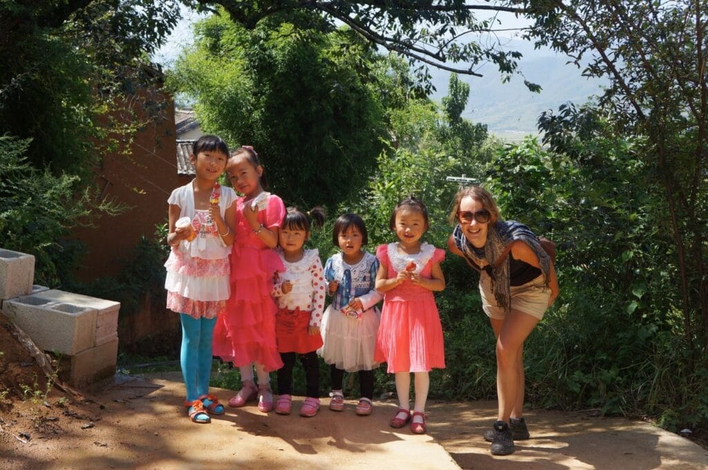 Fabienne posant avec 5 fillettes chinoises habillées tout en rose