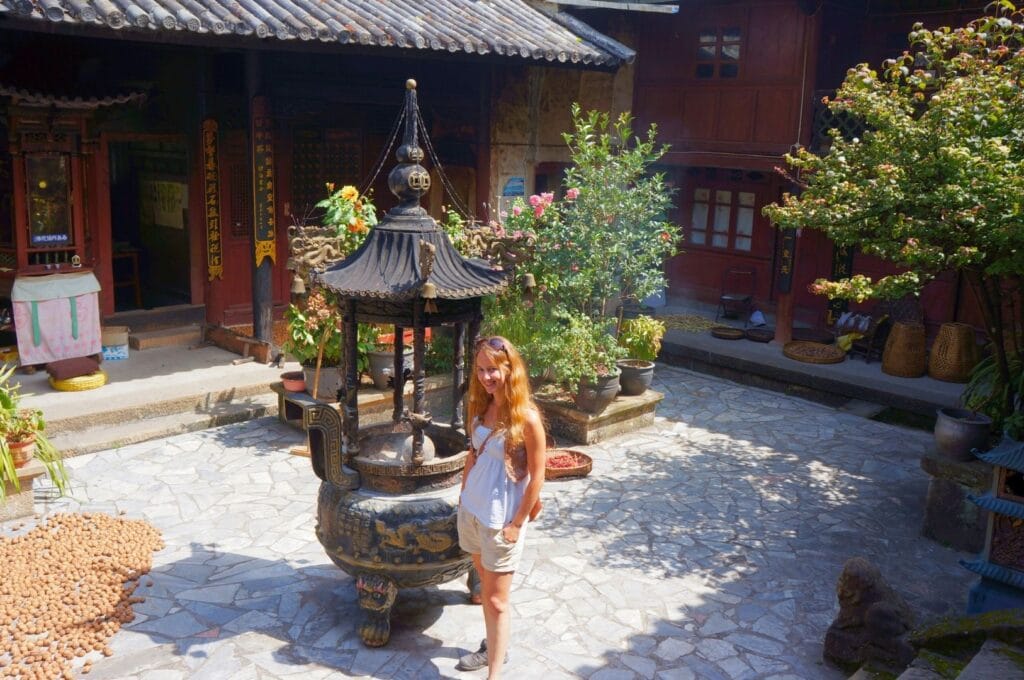 Fabienne dans la cour d'une maison traditionnelle à Shaxi
