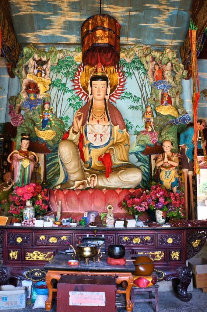 statue de bouddha ultracolorée dans un temple sur shibaoshan