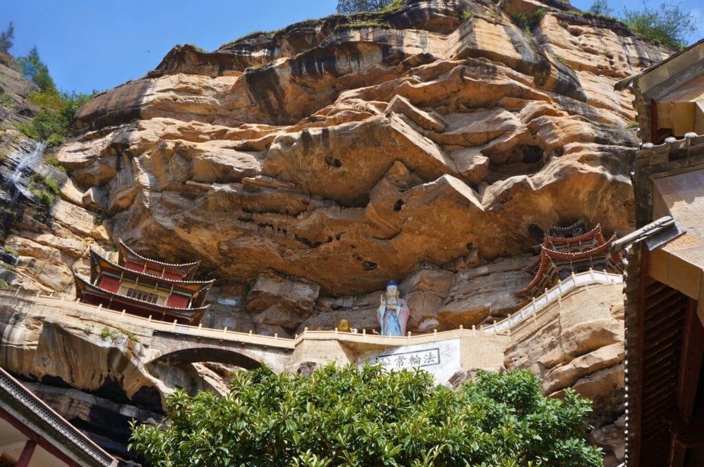 Statues et temples construits dans la falaise dans le Yunnan