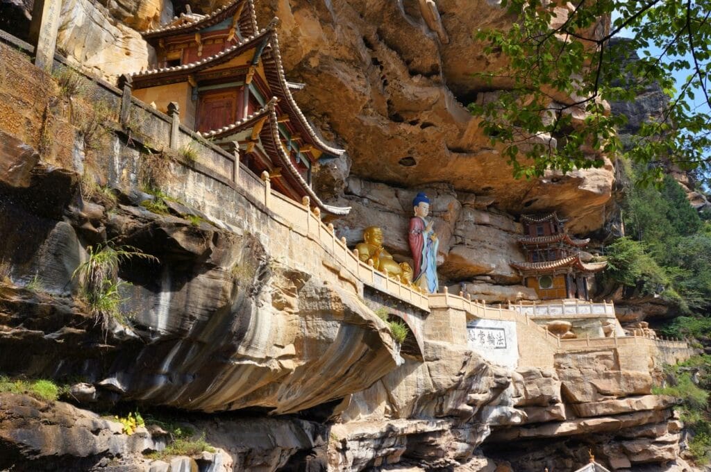 Statues et temples construits dans la falaise dans le Yunnan