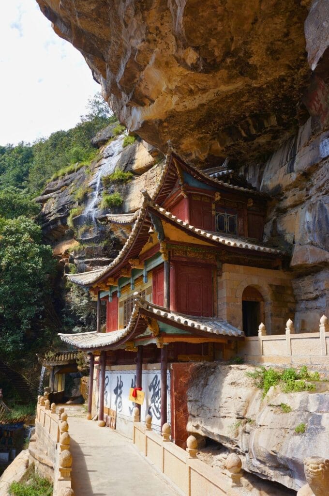 un des temples à flanc de falaise à shibaoshan
